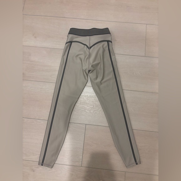 ALO Yoga Gray Leggings with Black Accents - Picture 2 of 2